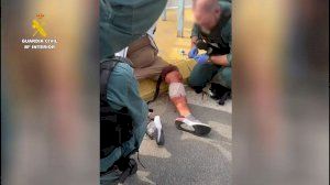 Imatges sensibles: un home acaba ensangonat després de patir l'atac de dues persones en ple carrer de Torrevieja