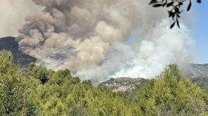 Alerta ante el gran incendio declarado entre Tàrbena y Xaló