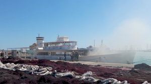 Incendio en el Puerto de Burriana: arde un barco abandonado y genera una densa humareda