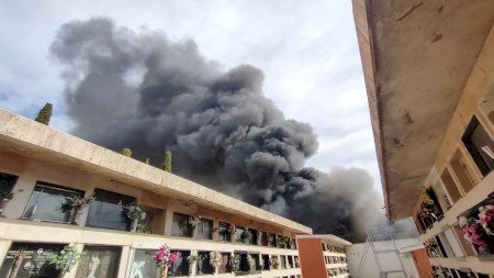 VÍDEO | Fumera visible des de tota la Plana: incendi al costat del cementeri municipal de Castelló