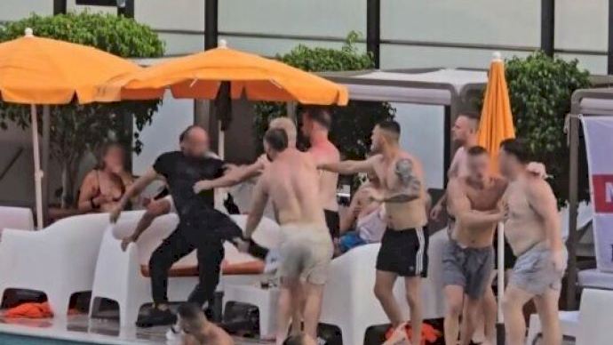 La baralla en una piscina d’un hotel de Benidorm es fa viral a les xarxes i els mitjans internacionals no dubten a fer-se’n ressò