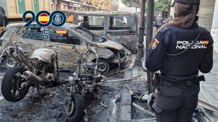 Un incendio tras otro en plena madrugada deja 32 vehículos dañados y tres edificios afectados en Valencia
