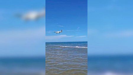 VÍDEO | Sobresalto en varias playas valencianas por una avioneta volando a muy baja altura
